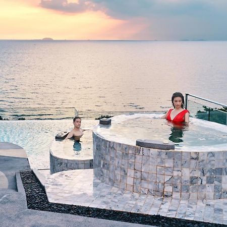 Bayphere Hotel Pattaya Jc 나 좀티엔 외부 사진 A hot tub at a resort