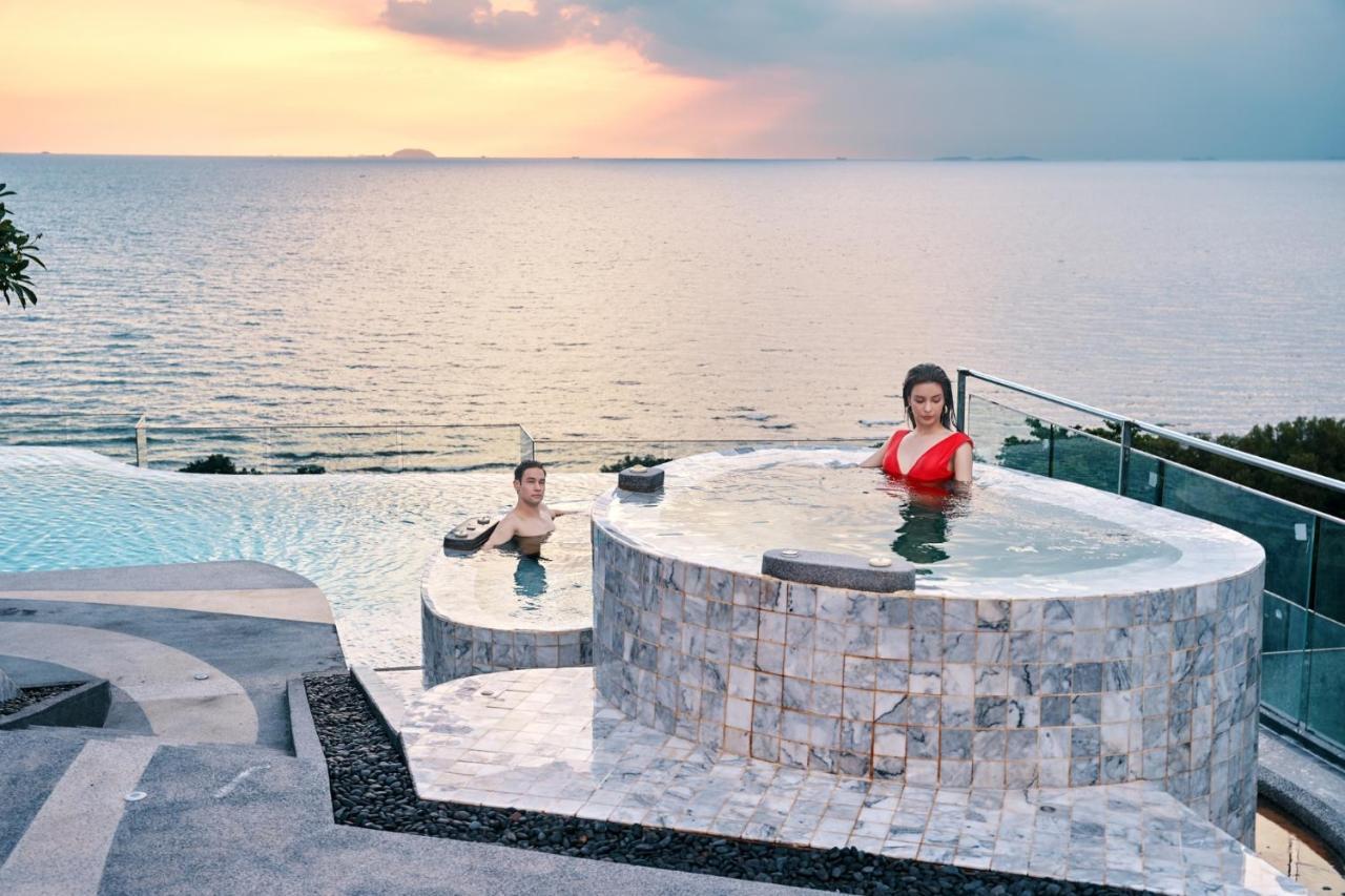 Bayphere Hotel Pattaya Jc 나 좀티엔 외부 사진 A hot tub at a resort