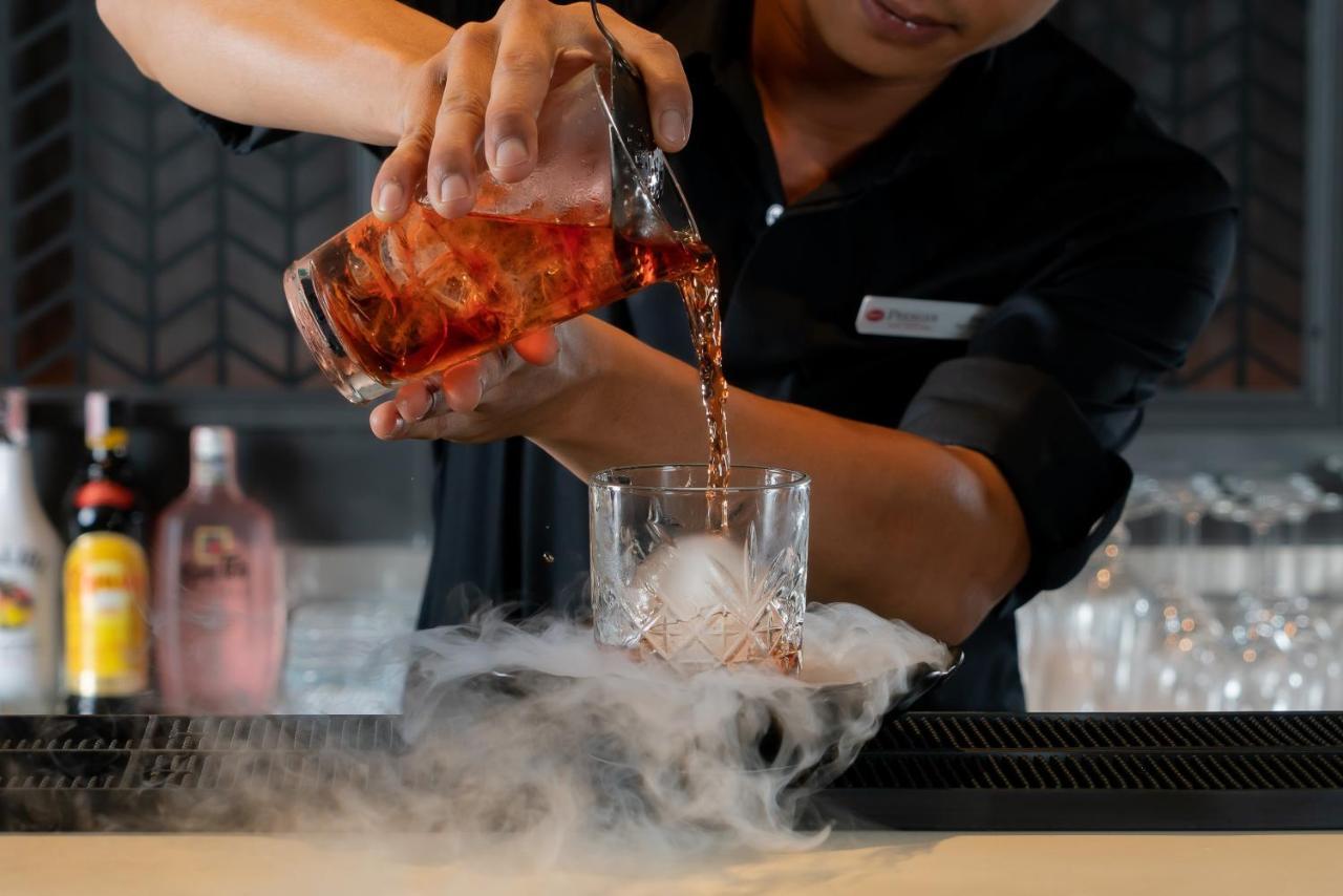 Bayphere Hotel Pattaya Jc 나 좀티엔 외부 사진 A bartender pouring a cocktail