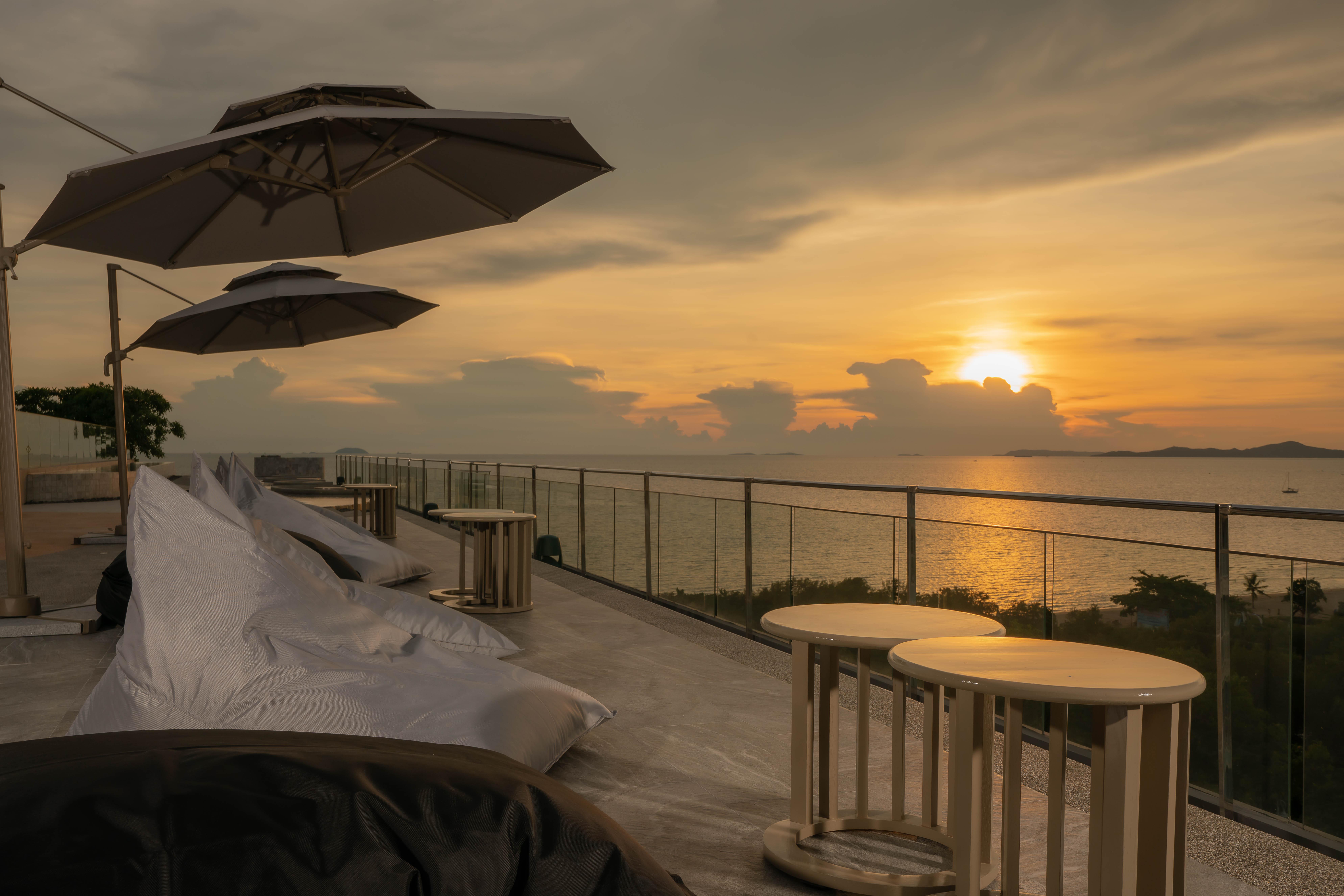 Bayphere Hotel Pattaya Jc 나 좀티엔 외부 사진 Sunset at the rooftop bar