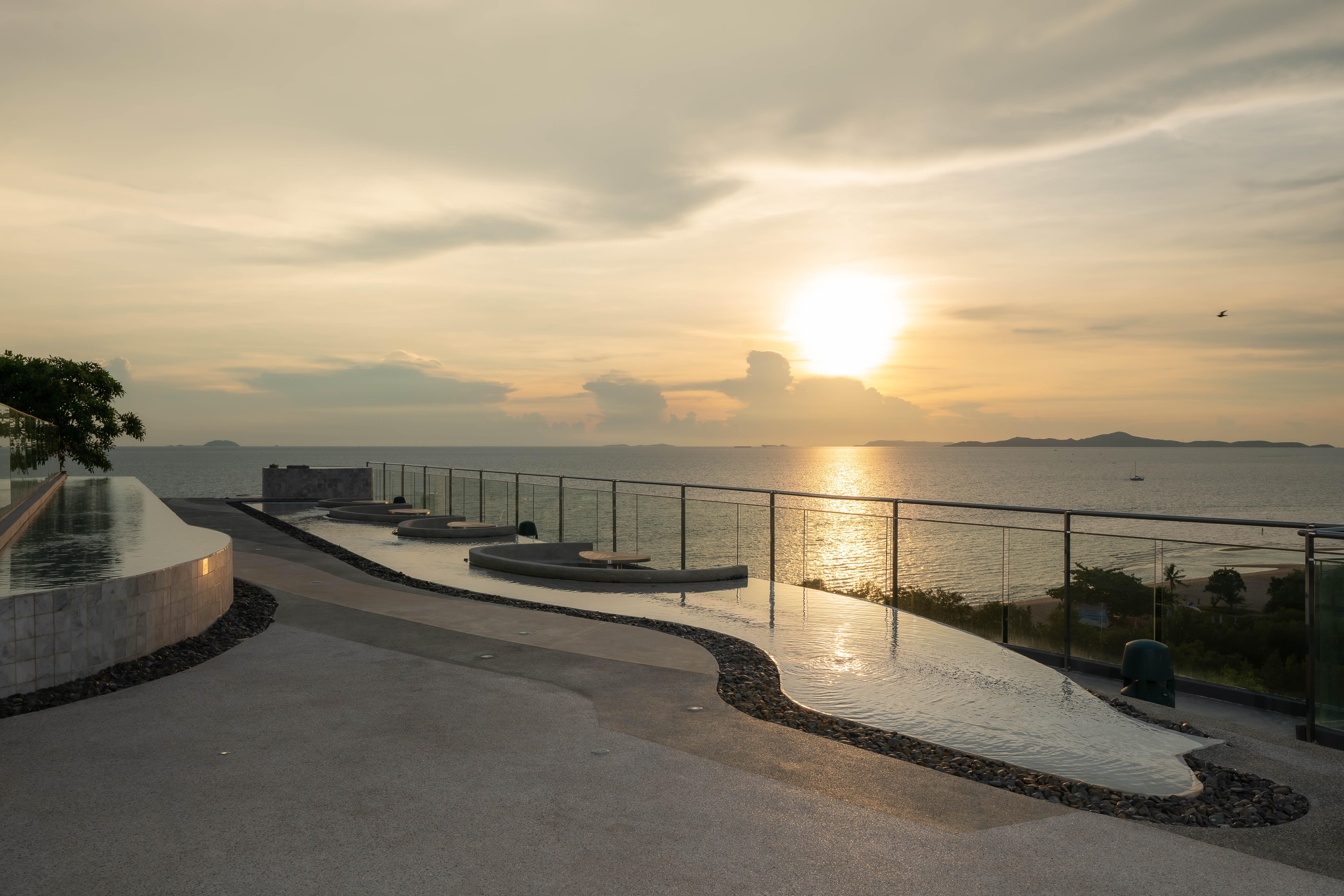 Bayphere Hotel Pattaya Jc 나 좀티엔 외부 사진 Sunset at the viewing platform