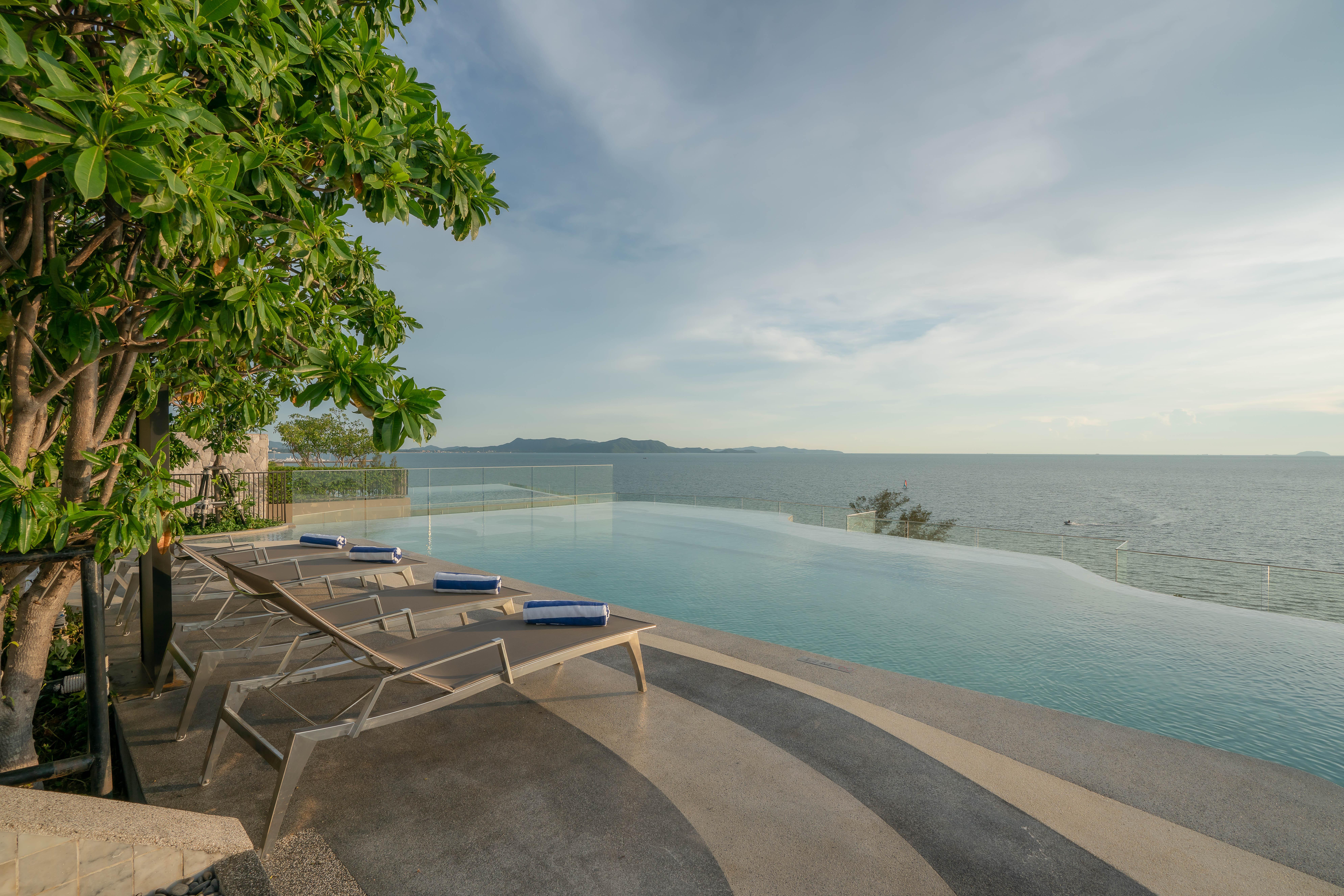 Bayphere Hotel Pattaya Jc 나 좀티엔 외부 사진 Infinity pool at the hotel