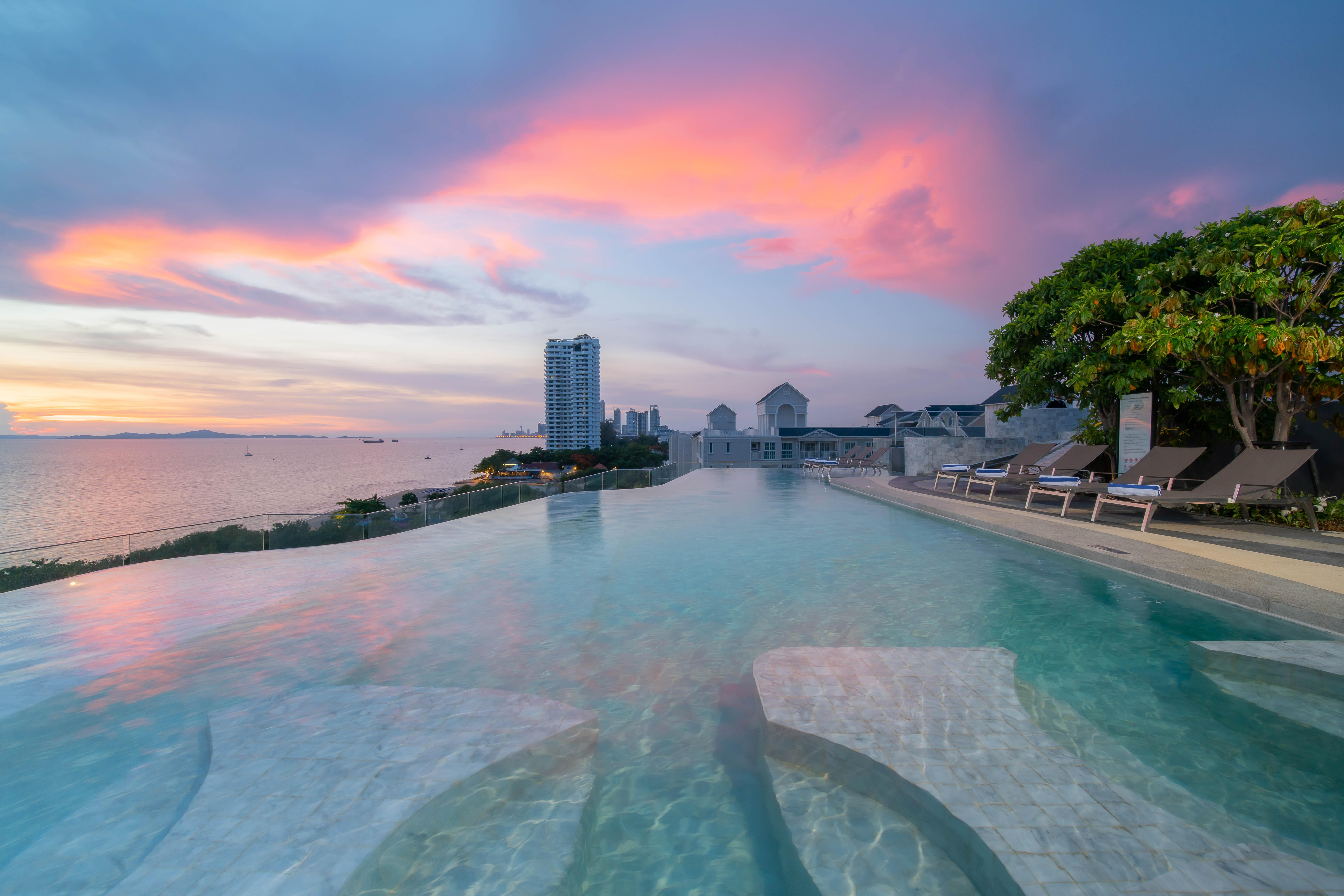 Bayphere Hotel Pattaya Jc 나 좀티엔 외부 사진 Infinity pool at the InterContinental Hotel, Pattaya, Thailand
