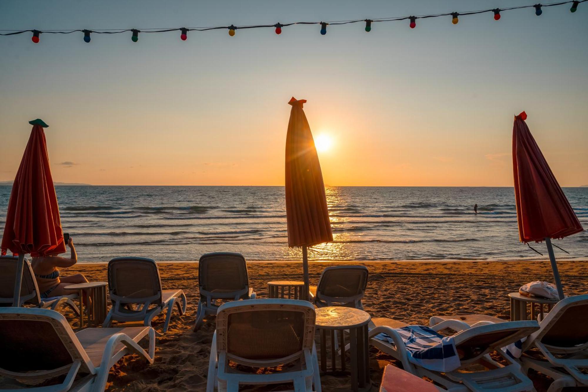Bayphere Hotel Pattaya Jc 나 좀티엔 외부 사진 Sunset at the beach